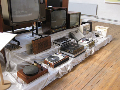 Radioudstillen med grammofon og båndoptagere